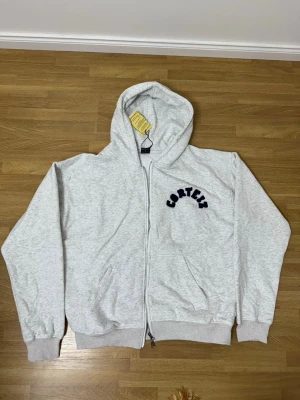 Corteiz zipup - Helt ny och oanvänt. Säkert eftersom den var för stor. Annars har den väldigt bra kvalitet. 