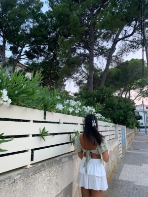 Grön snygg topp - Säljer denna gröna snygga toppen med knytning där bak💚