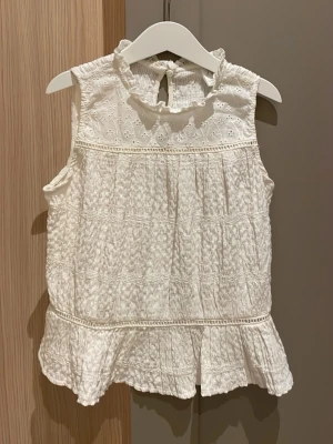 Vit topp/blus från Zara - Supersöt vit blus i storlek 140 från Zara💓