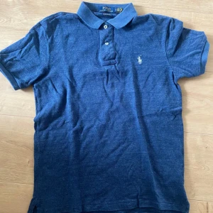 Blå pikétröja från Polo Ralph Lauren - Säljer en riktigt snygg Ralph Lauren pike i storleken S. Den har en väldigt cool unik blå färg, syns inte så bra på bilden men färgen är lite jeans aktig. Hör av dig vid intresse. ☀️ 😀 