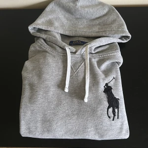 Big ponny Ralph Lauren hoodie -  [Big ponny RL hoodie] [Strl: S] [Skick 10/10] Skriv om du har någon fundering, mvh Edvin💫 Pris är disskuterbart vid smidig affär👊
