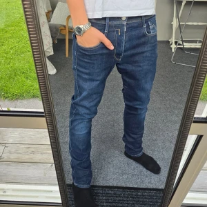 Replay Jeans - Supersnygga Replay Jeans i storlek 31/34. Skulle dock säga att de passar de som har w32. Skriv om du undrar något! Observera att lappen bak har lossnat. 🤩