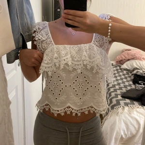 vit blus zara  - säljer denna söta sommartoppen från zara som ej går att få tag i längre. Skitsnygg med någon kofta över eller till ett par jeans. Pris kan diskuteras! 