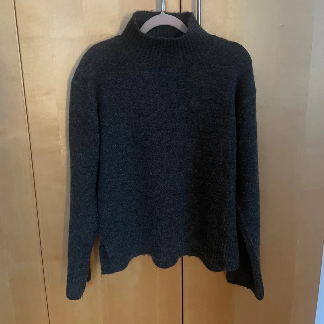 Mörkgrå stickad polotröja  - 2