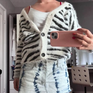 Zebra mönstrad kofta - Superfin zebra mönstrad kofta! I nyskick! Från only i storlek S🥰🥰🥰