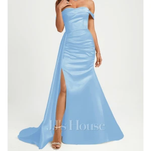 Ljusblå axelbandslös balklänning - (Pris går att diskuteras) Elegant ljusblå långklänning från JJ's House i glansigt satinliknande material. Klänningen har offshoulder-design, figurnära passform och en hög slits framtill. Perfekt för bal eller festliga tillfällen där du vill sticka ut. Använd 1 gång, lite smutsig på släpet!