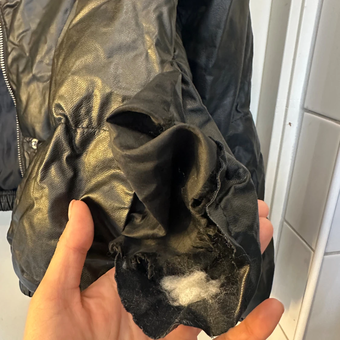 Svart pufferjacka i skinnlook från Flm - 3