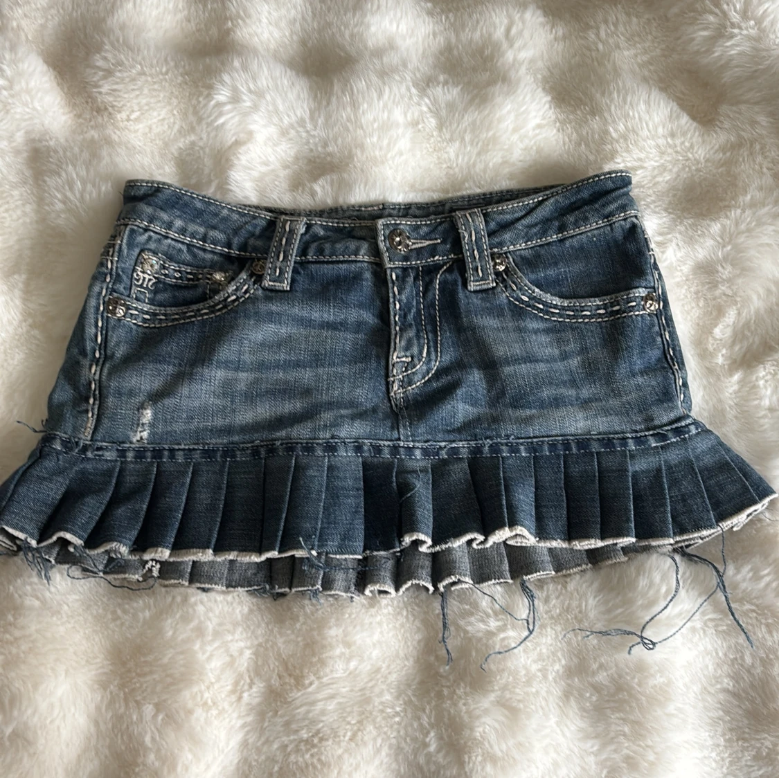 Jeanskjol med volang från Miss Me