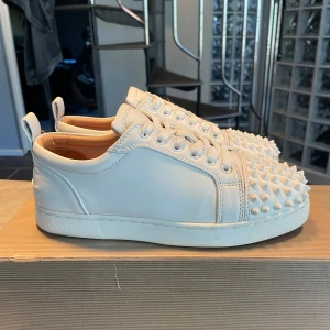 Vita Christian louboutin skor - Fina loubs i bra skick, lite skav på tungan men inget man märker, säljs pga att dem är för små för mig nu, går att göra finare om man lägger lite mer tid på tvätt. Sparsamt använda! Storlek 38 men passar även 39