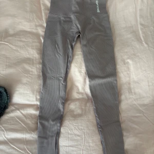 Tights från DFYNE - Helt oanvända tights från DFYNE i modellen motion, ribbade och rosa/lila i färgen. Invisible scrunch. De har ingen lapp kvar men är enbart testade.