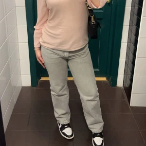 Straight Mid Petite Jeans - Fina straight jeans i mid, köpta på Gina Tricot för 499-: Dessa är petite och passar mig som är 162cm