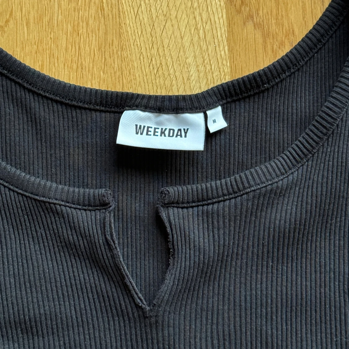 Snygg svart ribbad linnetopp från Weekday - 2