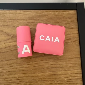 CAIA smink  - Caia blush stick i färgen - cupcake Glaze.  Caia matte blush i färgen - grapefruit juice.  Svårt att avgöra mängden, men blush Sticket är uppskruvat till max.