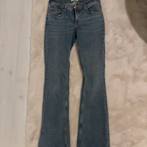 Blå bootcut jeans från Gina Tricot - Snygga blå bootcut jeans från Gina Tricot. Jeansen har en låg midja. Dessa jeans är från deras TALL-kollektion så de går ner till backen på mig som är 182cm