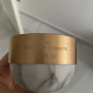The Ritual of Namaste Balm 50ml - Nattbalm från Rituals, The Ritual of Namaste, 50 ml. Perfekt för att återfukta huden.
