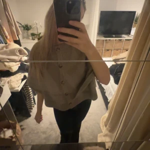 Poncho/kofta - Säljer denna fina koftan från Zara🥰