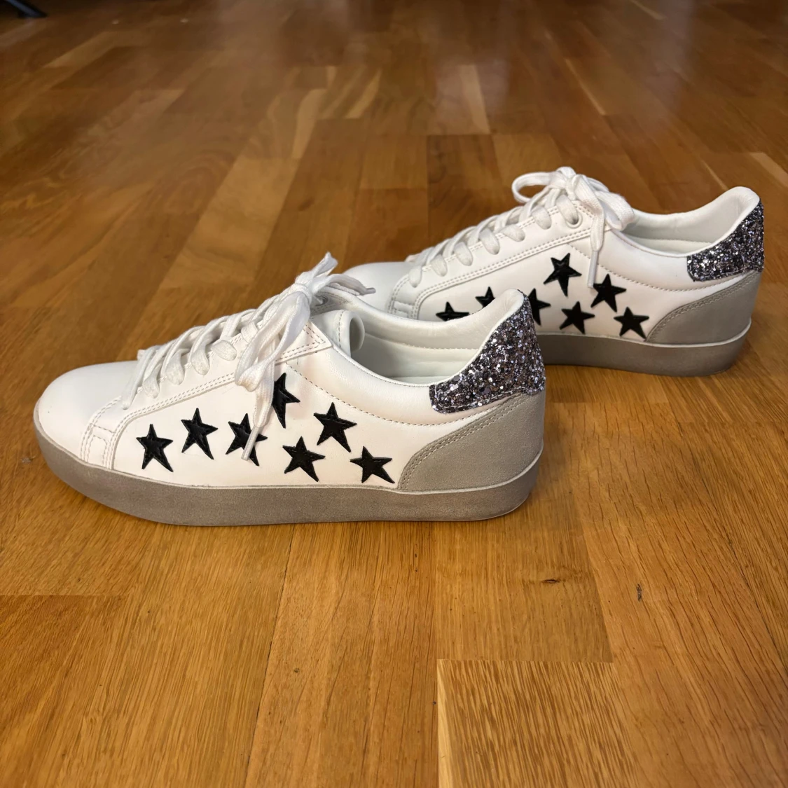 Vita svart silver glitter skor sneakers stockholmsstil trendy trendig populär stjärna stjärnor detaljer - 1
