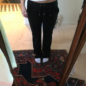 Juicybyxor  - Svarta juicybyxor. Nyskick. Strl xs. (Säljer två par därav två annonser ute)