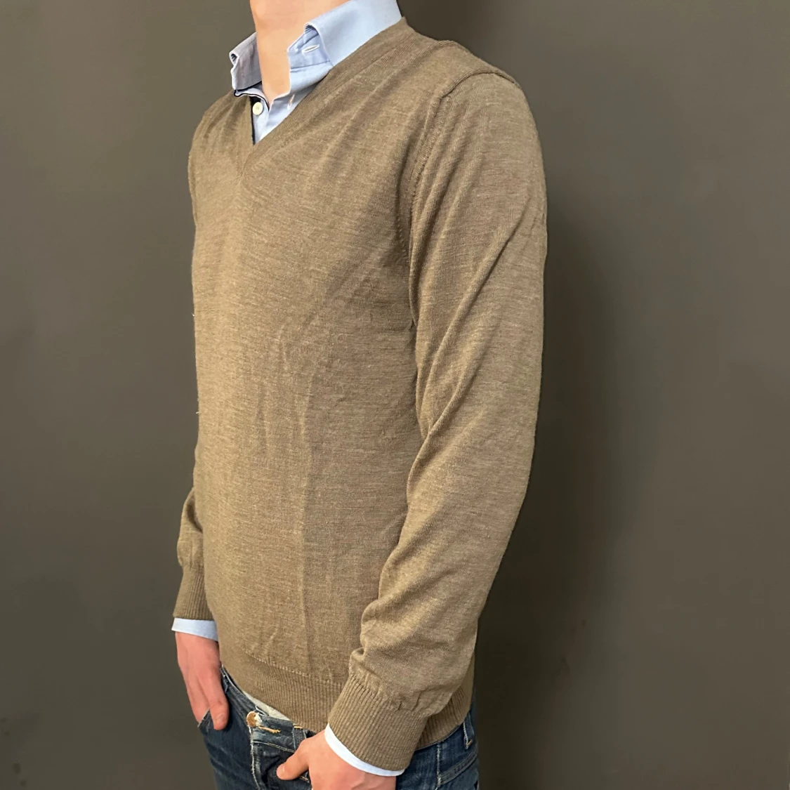 Beige v-ringad stickad tröja