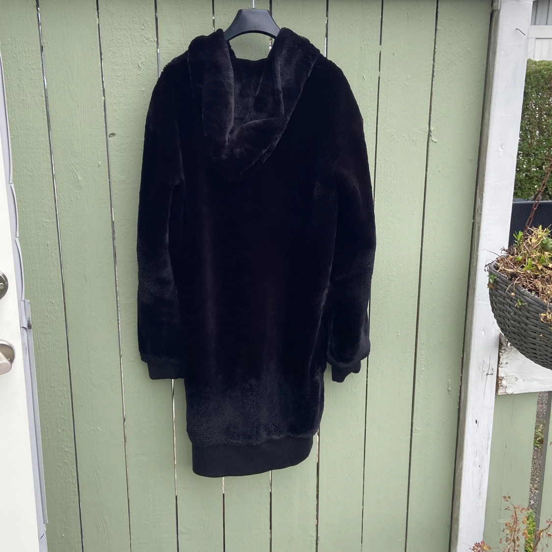 Svart pälsjacka med huva st.M - 4