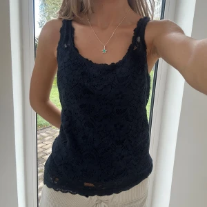 Abercrombie & fitch spets linne  - Ett linne från Abercrombie & fitch i storlek M. Linnet bedöms vara i fint skick. Jag skickar ditt köp inom 24h. Se liknande plagg i min profil! 