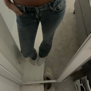 Blå bootcut jeans med låg midja - Säljer ett par blå jeans med låg midja och raka ben. Snygga jeans från Gina men kommer inte till användning längre💓