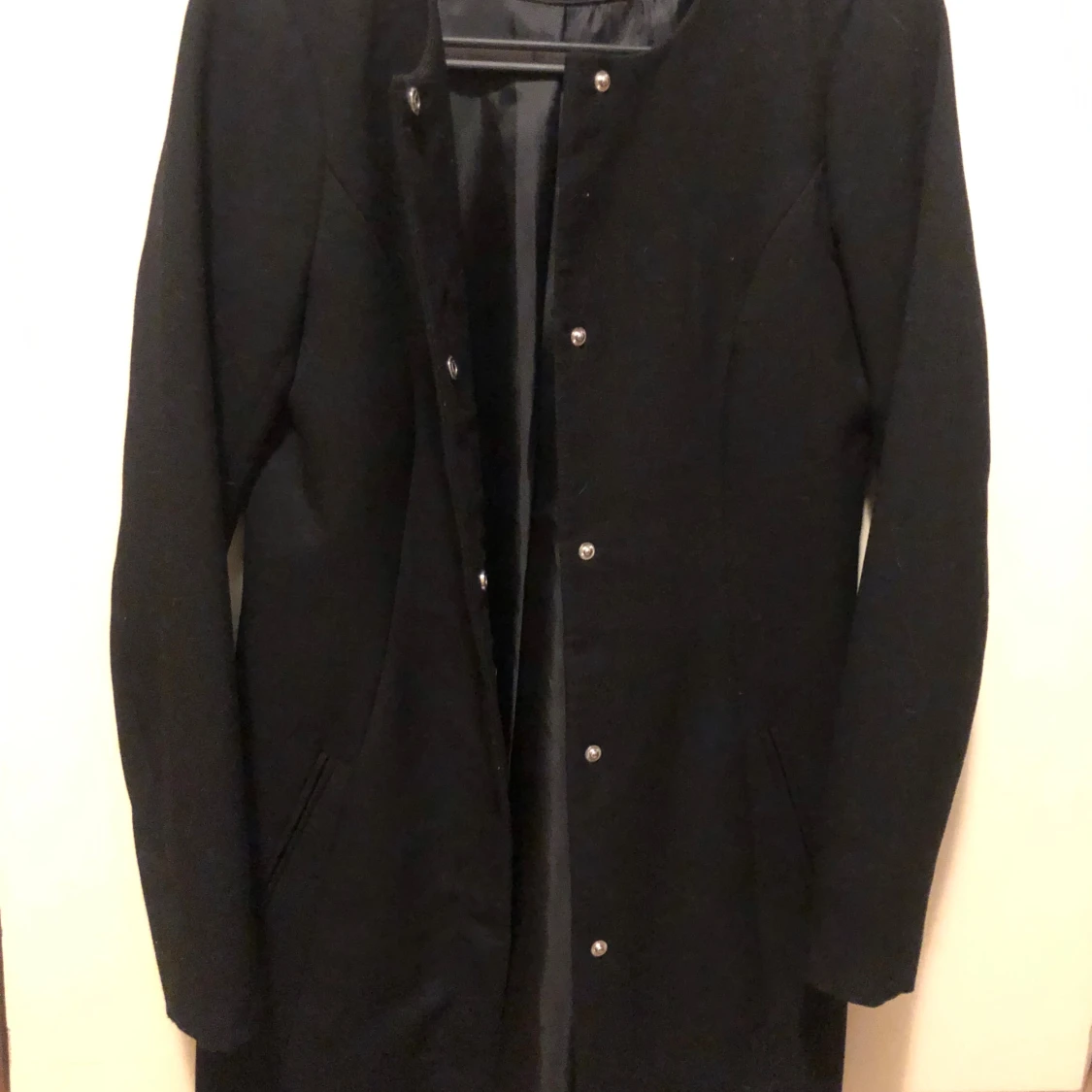 Svart lång kappa med knappar - 1