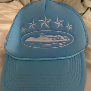 Ljusblå keps med vita märken - Snygg blå keps med vita märken 