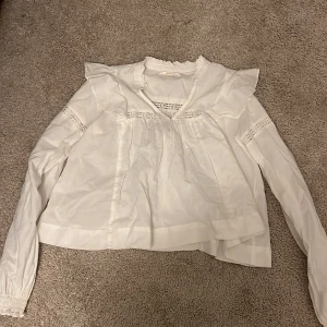 Vit blus från Gina Tricot - Fin vit blus från Gina tricot i storlek 146/152, använd fåtal ggr!