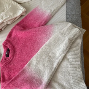 Ombre stickad tröja från Bik Bok - Superfin stickad tröja från Bik Bok i ombre rosa till beige. Tröjan har rund halsringning, ribbade muddar och lång ärm. Perfekt för dig som vill ha en mysig och trendig look med färg. Snygg till både jeans och kjol!🩷🤍
