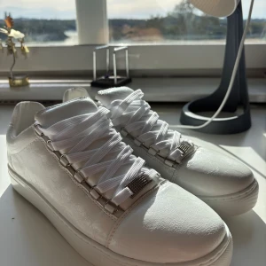 Vita arenas - Säljer dessa vita arenas till ett dunderpris! Sjukt feta archive Grisch skor. Perfekta att pumpa fakemink och feng med! Svarar snabbt och skickar snabbt. Aldrig burit dessa