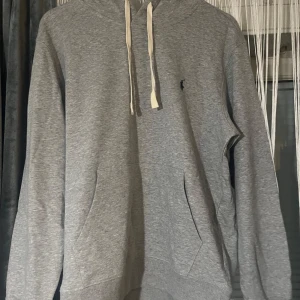 Ralph Lauren hoodie  - Hoodie i gården grå med ett svart märke. Passar både storlek M och S, om du skulle vara intresserad är det bara och skriva! Vi kan diskutera priset ockps!!!!