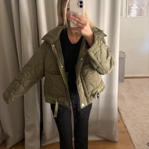 Grön jacka - Säljer en grön jacka från zara i stl xs, har använt 1-2 gånger. Den är i nyskick så det är inga skador eller fläckar 