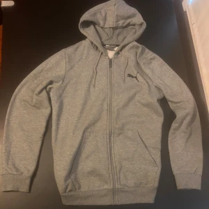 Grå zip hoodie från Puma - Säljer en grå zip hoodie från Puma strl S