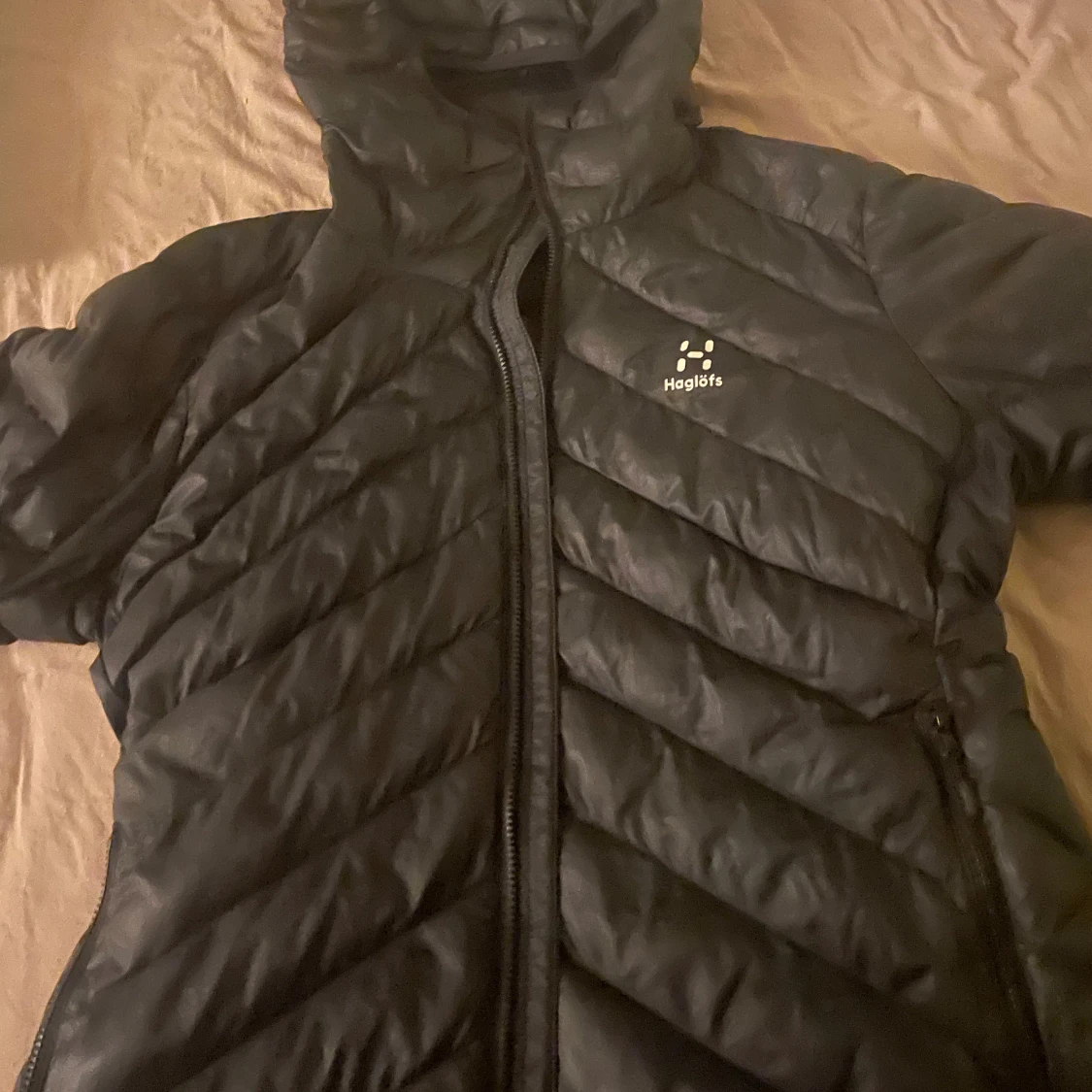 Svart pufferjacka från Haglöfs - 1
