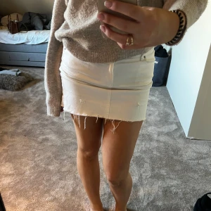 vit jeanskjol - stretchig och sitter BRA på! lappen säger L men skulle säga att den passar s-m