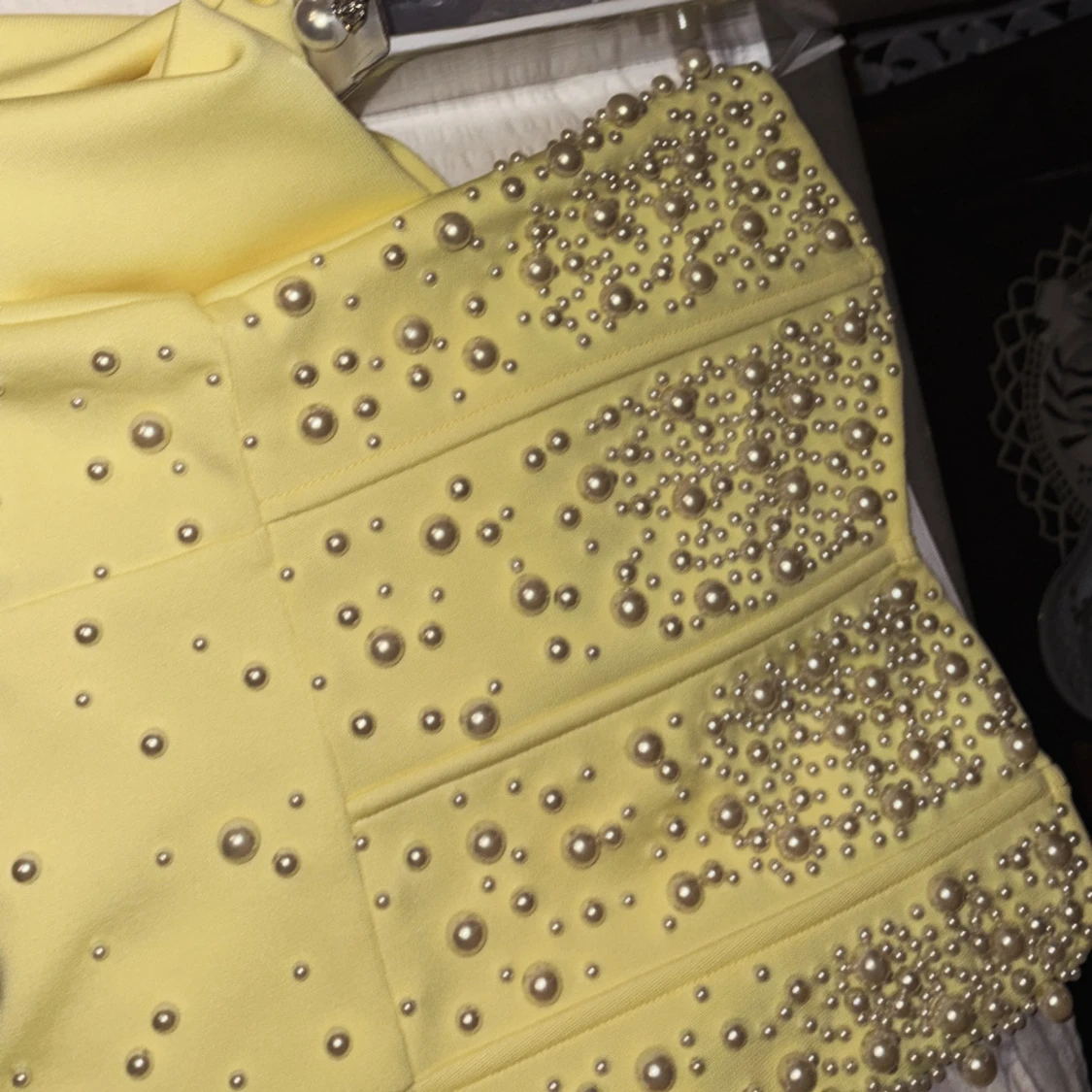 Gul axelbandslös långklänning med pärlor - 2