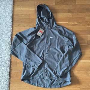 Grå Nike vindjacka med huva, M - Helt ny.
