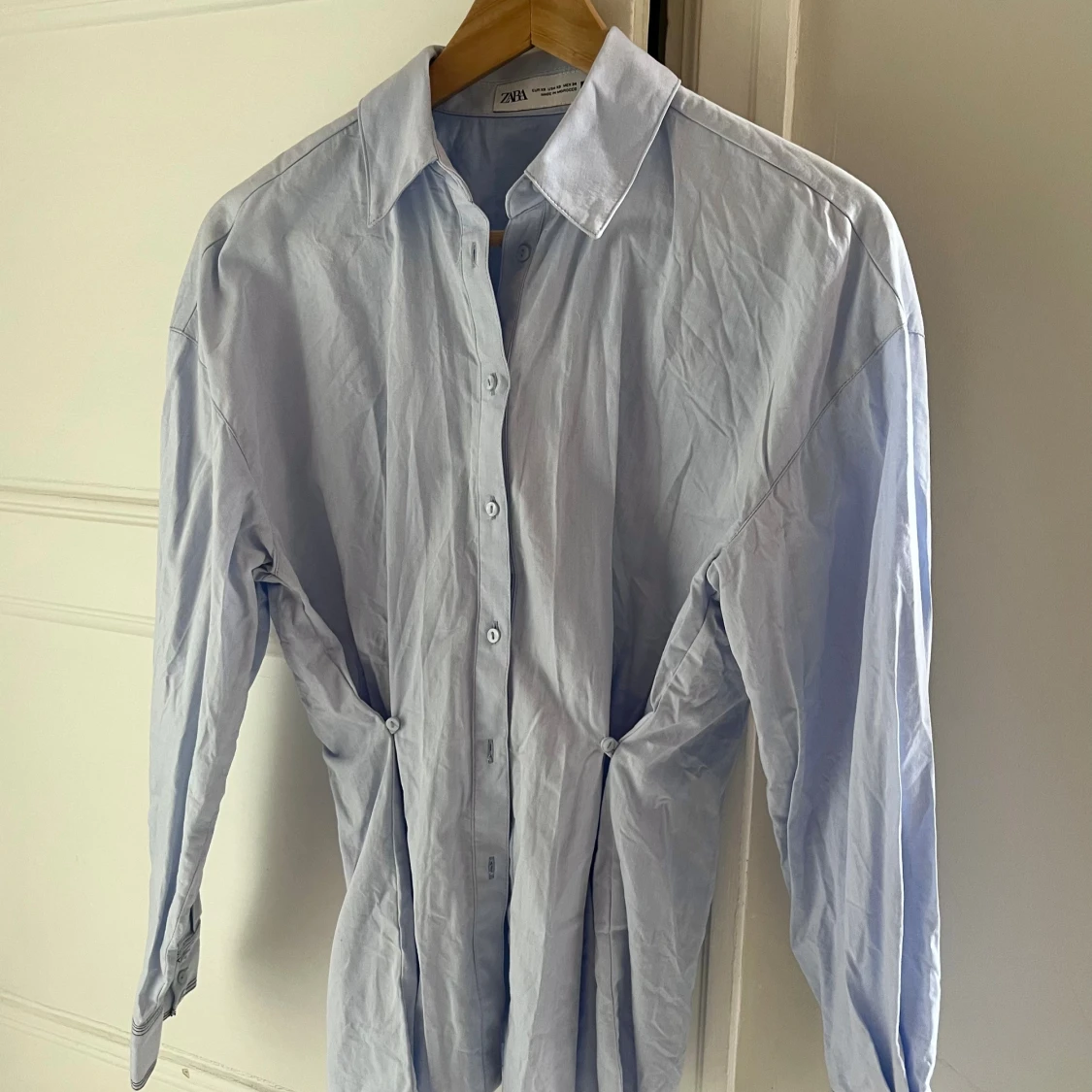 Ljusblå skjorta med knappar från Zara XS - 1