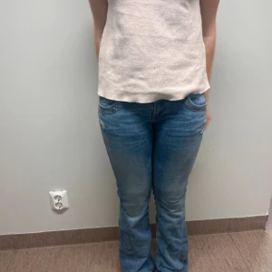 Blå bootcut jeans från LTB - Snygga blå jeans från LTB Blue Addicted  pris går att diskuteras vid snabb affär!!!! jätte fina jeans använda en gång då dom är för stora, en skräddare har sytt ut jeansen till botcut innan var dom skinny, därför finns det inga andra likadana jeans.🩷 dom är i storlek 28/32 men är ganska små i storleken. aldrig använda! 