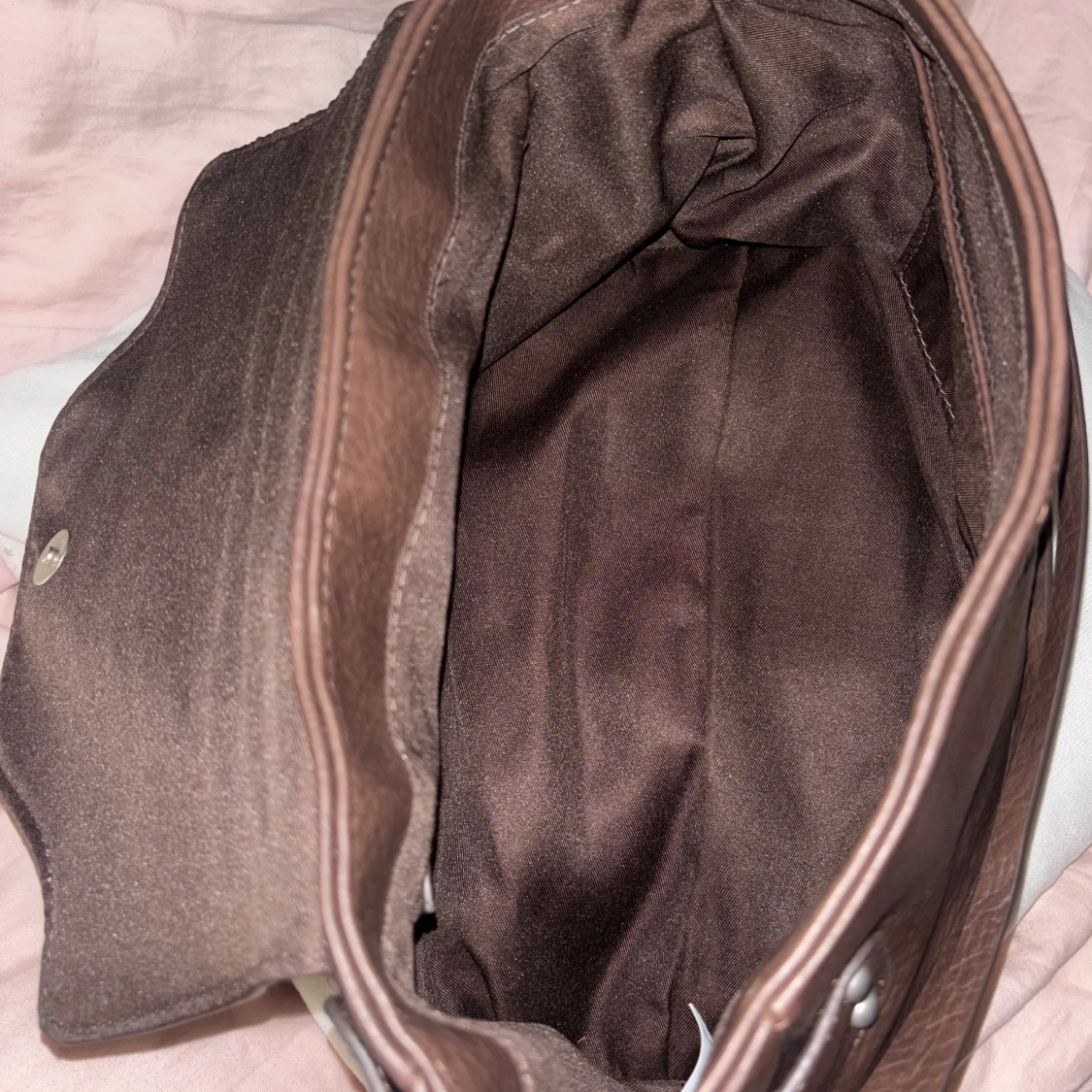 Brun axelväska med nitar - 2