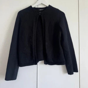 Kofta som man kan knäppa - Kofta från Gina Tricot i storlek XS.