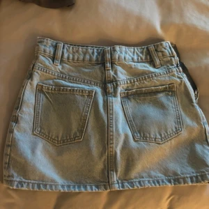 Jeanskjol från Zara - Jeanskjol från zara. Köpt på vinted men aldrig använd av mig. Fickorna är framtill men går att använda åt andra hållet oxå, dragkedja på sidan🤍