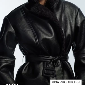 Svart dubbelsidig skinnjacka med bälte - Slutsåld jacka från hm som är en Adoore inspirerad jacka. Storlek Xs och använd 1 gång. 