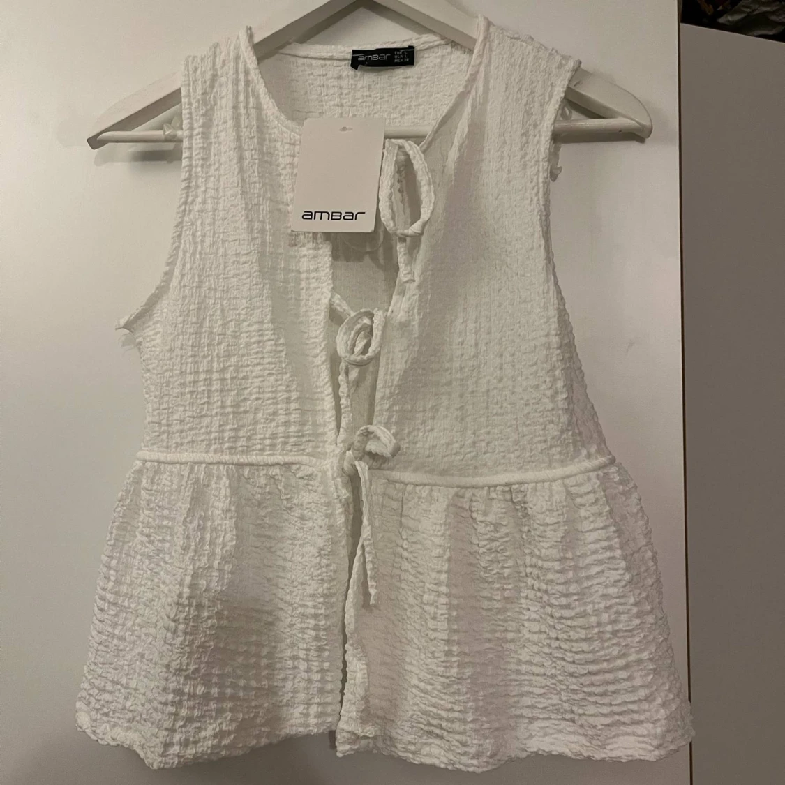 Volangväst med snörning från Ambar