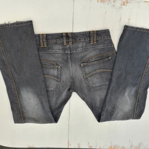 Grå bootcut jeans Marlboro Classics - Lowrise Bootcut jeans från marlboro classics. W33/L34 men 44 cm i midjan. Pris kan diskuteras. Mycket hårda jeans då de är 100% bomull. Meddela ifall du vill veta fler mått osv ❤️