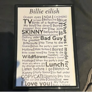 Billie eilish tavla - En egendedesignad Billie eilish tavla med Billies bästa låtar! Fri frakt så passa på! OBS: ram ingår ej.