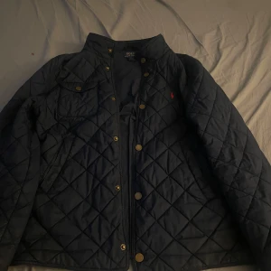 Polo jacka  - Jackan är för liten Inga Hål eller fel med den!