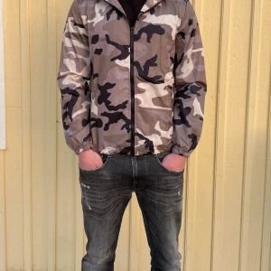 Camo windbreaker/höstjacka - Utförsäljning!!’ Säljer en snygg vind/höstjacka från Lindfors i mörk camouflage med dragkedja och huva. Perfekt för de kyligare vädret nu efter sommaren, har alla storlekar från xs,s,m,L samt att jackorna är helt nya och inplastade för 229kr✅