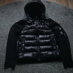 Svart Moncler pufferjacka med huva (intessekoll) - Intressekoll, kom gärna med bud eller byten